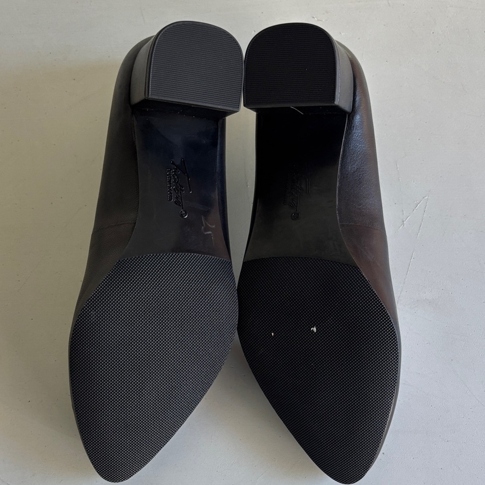 Trotters Kari Black Leather Block Pumps - Picture 8 of 8